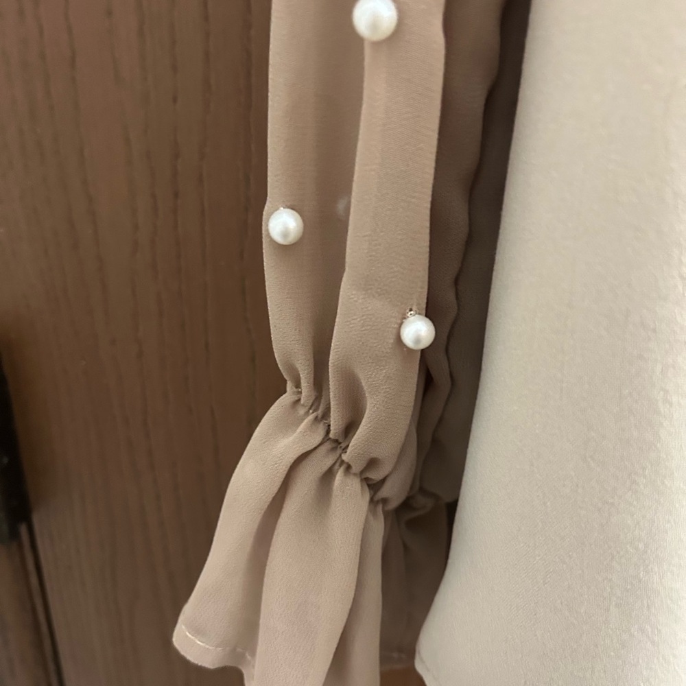 Elegant Cream Blouse with Sheer Sleeves - Picture 3 of 4